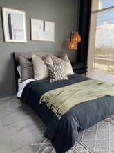 Cargar imagen en el visor de la galería, Cojín Mocha (Terciopelo)