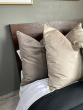 Cargar imagen en el visor de la galería, Cojín Beige (Terciopelo)