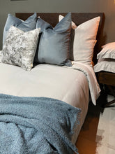 Cargar imagen en el visor de la galería, Cojín Gris Claro (Terciopelo)
