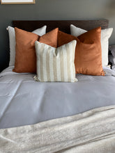 Cargar imagen en el visor de la galería, Cojín Terracota (Terciopelo)