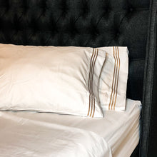 Cargar imagen en el visor de la galería, Sábana Blanca con Bordado Oro