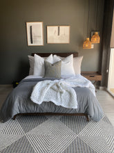 Cargar imagen en el visor de la galería, Frazada Blanca Chunky Hand Knitted