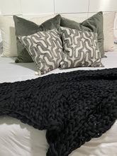 Cargar imagen en el visor de la galería, Frazada Negra Chunky Hand Knitted