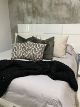 Cargar imagen en el visor de la galería, Frazada Negra Chunky Hand Knitted