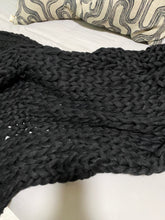 Cargar imagen en el visor de la galería, Frazada Negra Chunky Hand Knitted