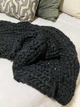 Cargar imagen en el visor de la galería, Frazada Negra Chunky Hand Knitted
