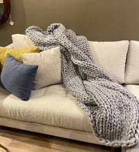 Cargar imagen en el visor de la galería, Frazada Gris Chunky Hand Knitted