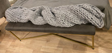 Cargar imagen en el visor de la galería, Frazada Gris Chunky Hand Knitted