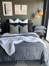 Cargar imagen en el visor de la galería, Frazada Blanca Chunky Hand Knitted