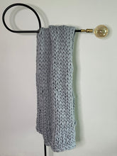 Cargar imagen en el visor de la galería, Frazada Gris Chunky Hand Knitted