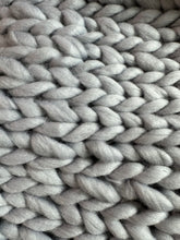 Cargar imagen en el visor de la galería, Frazada Gris Chunky Hand Knitted