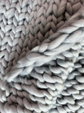 Cargar imagen en el visor de la galería, Frazada Gris Chunky Hand Knitted