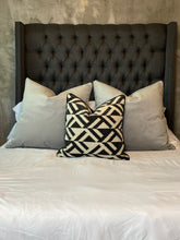 Cargar imagen en el visor de la galería, Cojín Gris Claro (Terciopelo)