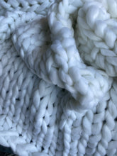 Cargar imagen en el visor de la galería, Frazada Blanca Chunky Hand Knitted

