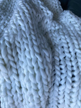 Cargar imagen en el visor de la galería, Frazada Blanca Chunky Hand Knitted
