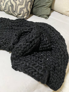 Frazada Negra Chunky Hand Knitted
