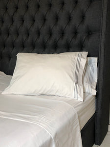 Sábana Blanca con Bordado Gris Plata